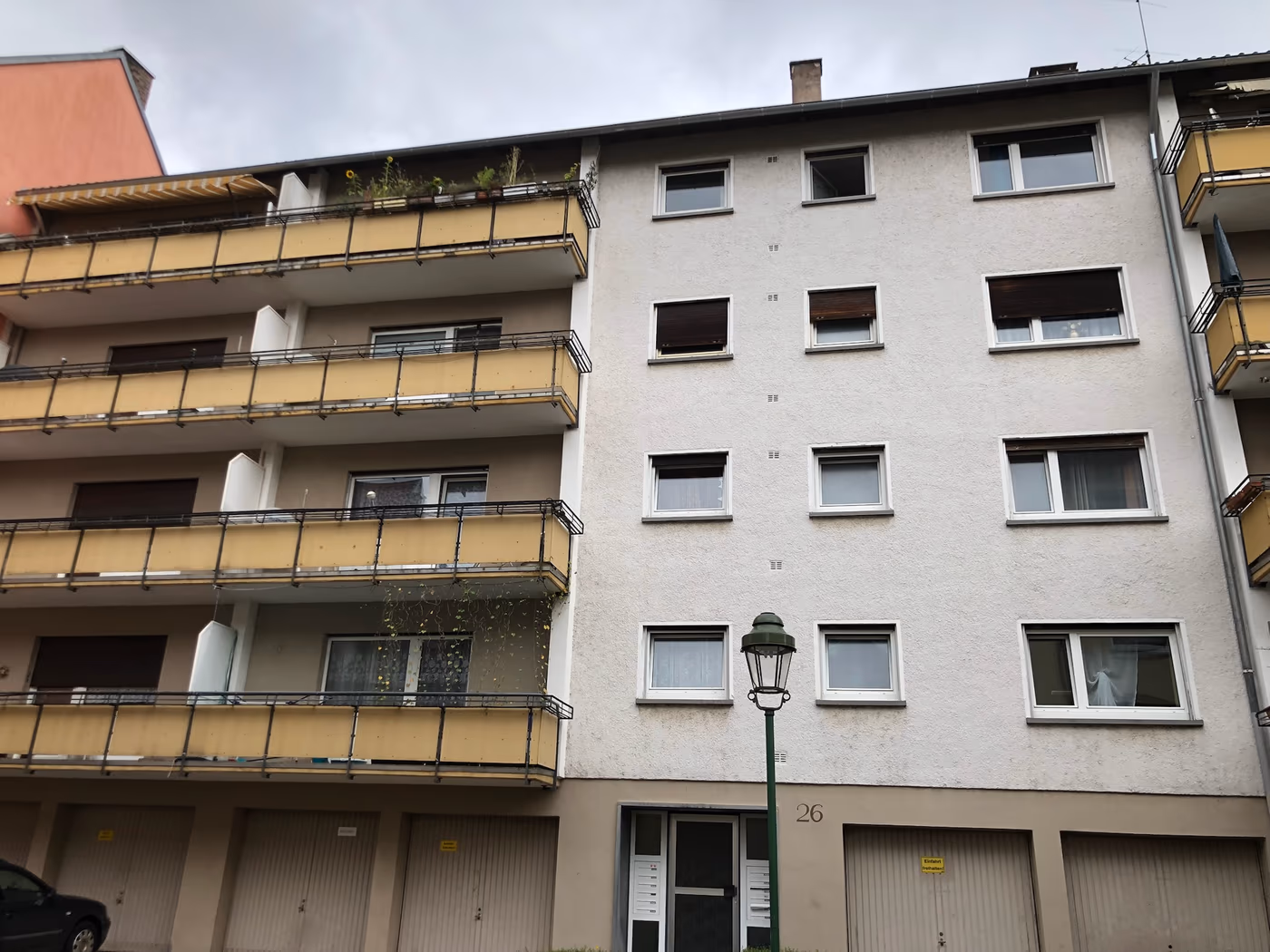 Fassade & Balkone — vorher, unsaniert