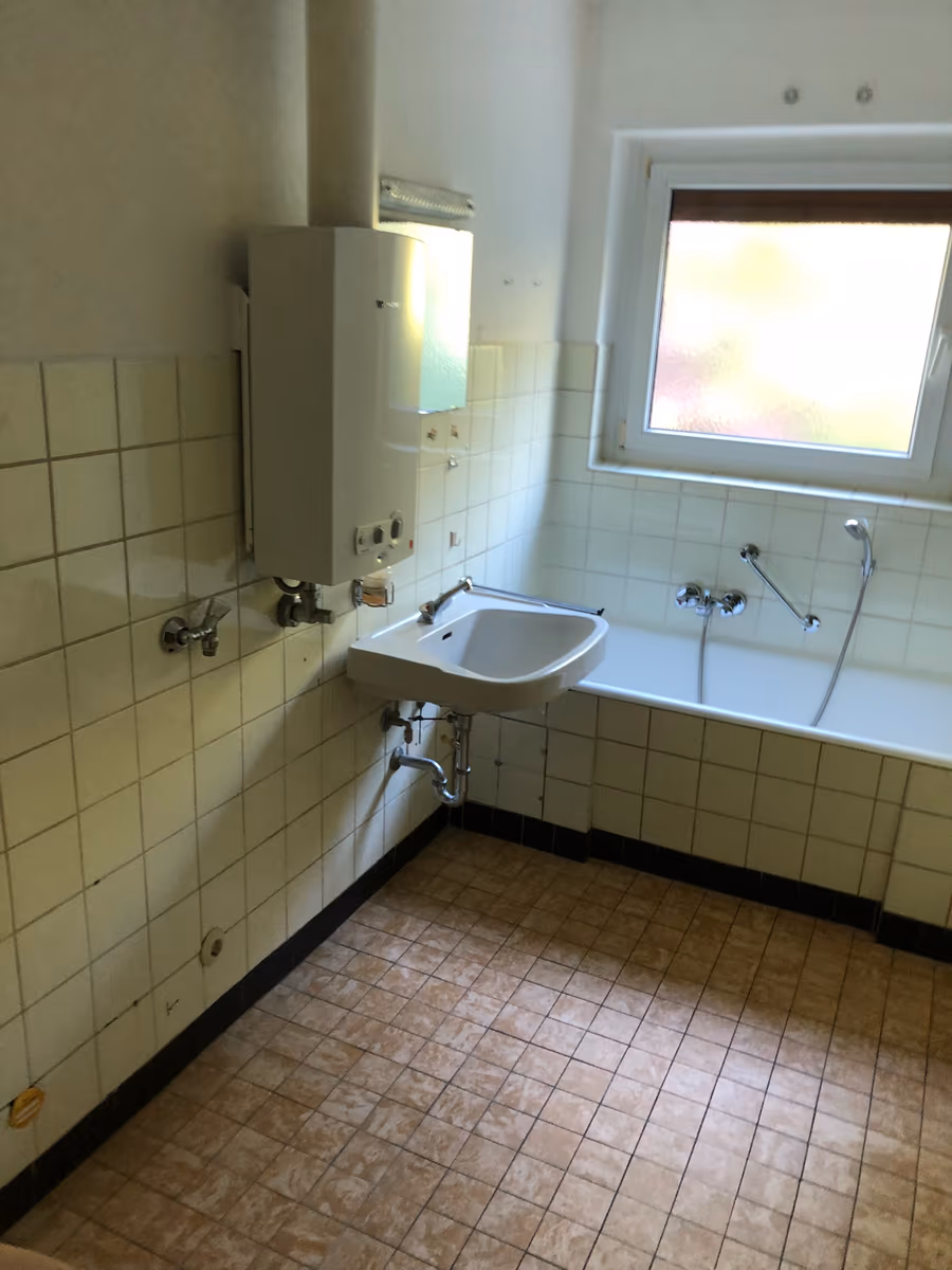 Bad mit Wanne — vorher, unsaniert